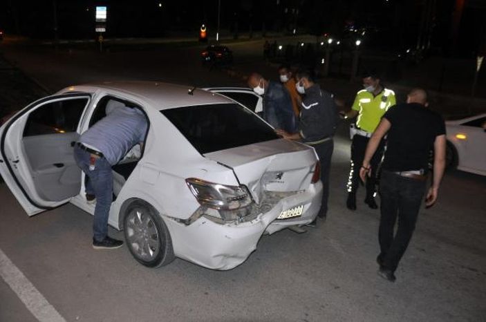 Polisin 'dur' ihtarına uymayan sürücü, 2 araca çarptı