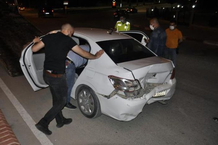 Polisin 'dur' ihtarına uymayan sürücü, 2 araca çarptı