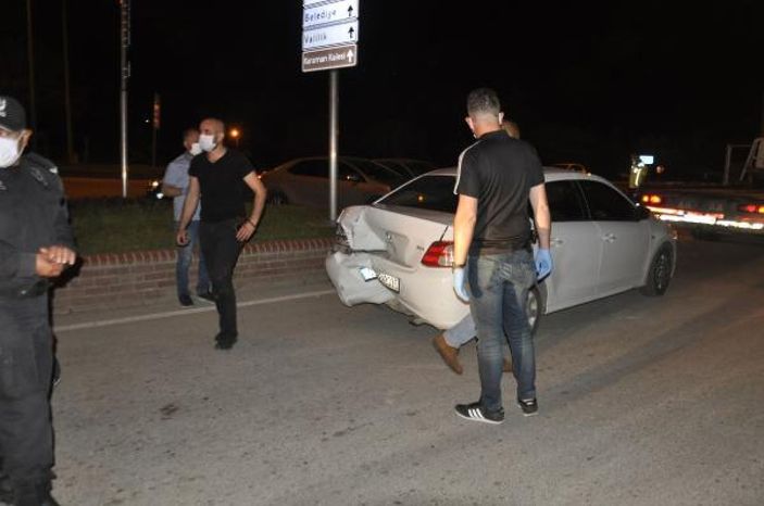 Polisin 'dur' ihtarına uymayan sürücü, 2 araca çarptı