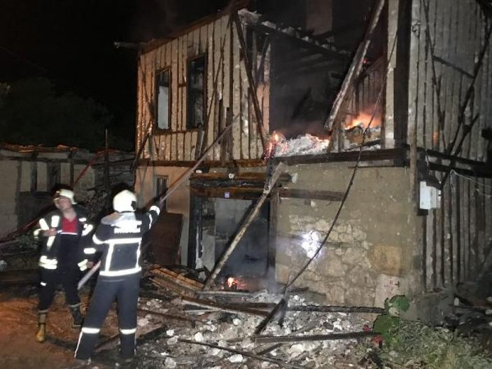 Safranbolu'da tarihi bina yandı -3