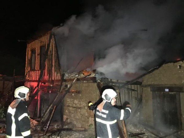 Safranbolu'da tarihi bina yandı -6