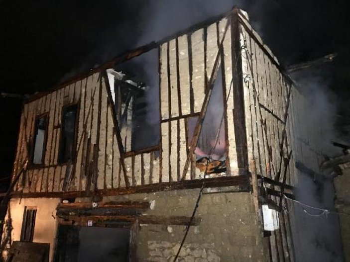 Safranbolu'da tarihi bina yandı -4