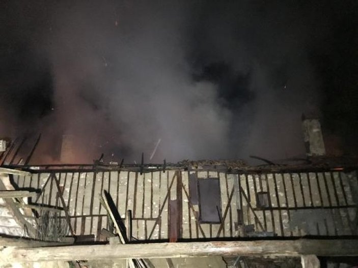 Safranbolu'da tarihi bina yandı -10