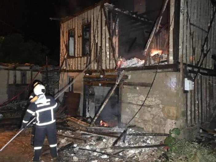Safranbolu'da tarihi bina yandı -8