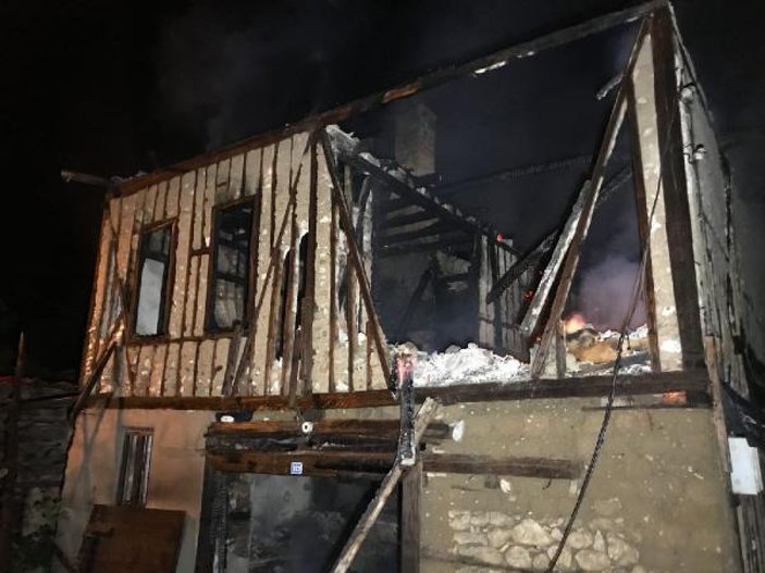 Safranbolu'da tarihi bina yandı -2