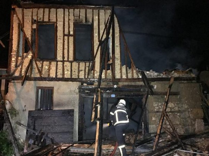 Safranbolu'da tarihi bina yandı -5