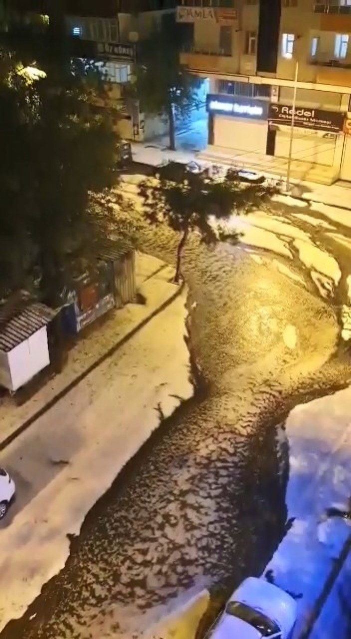 Diyarbakır’da 2 dakikalık dolu yağışı, hayatı zorlaştırdı