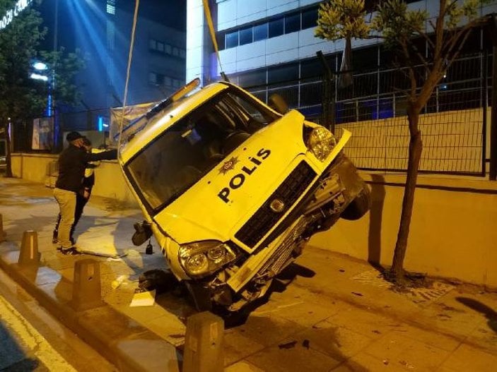 Sancaktepe'de polis aracı yan yattı