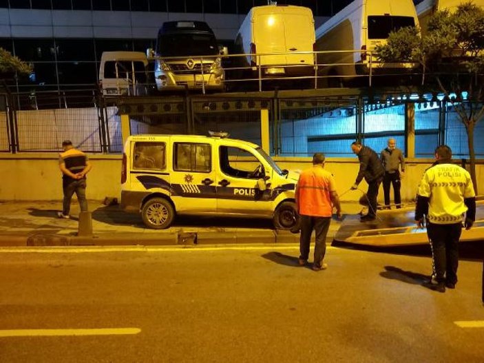 Sancaktepe'de polis aracı yan yattı