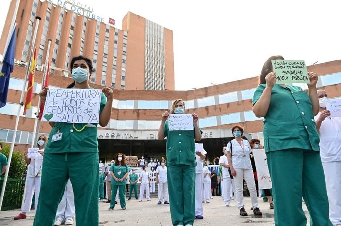 İspanya’da sağlık çalışanları protesto düzenledi