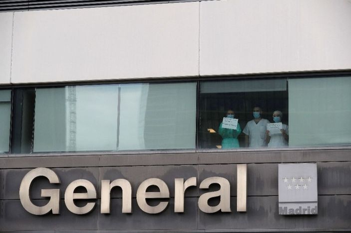 i İspanya’da sağlık çalışanları protesto düzenledi