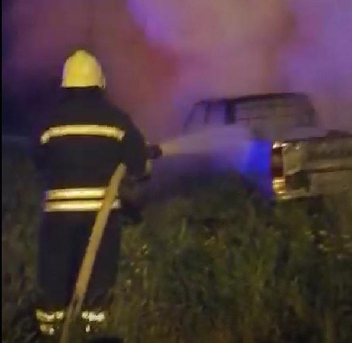 Sivas'ta park halindeki kamyonet yandı -2