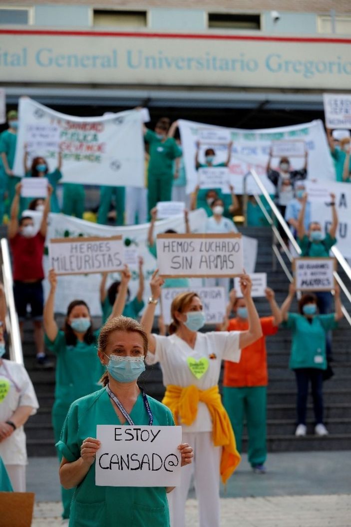 i İspanya’da sağlık çalışanları protesto düzenledi