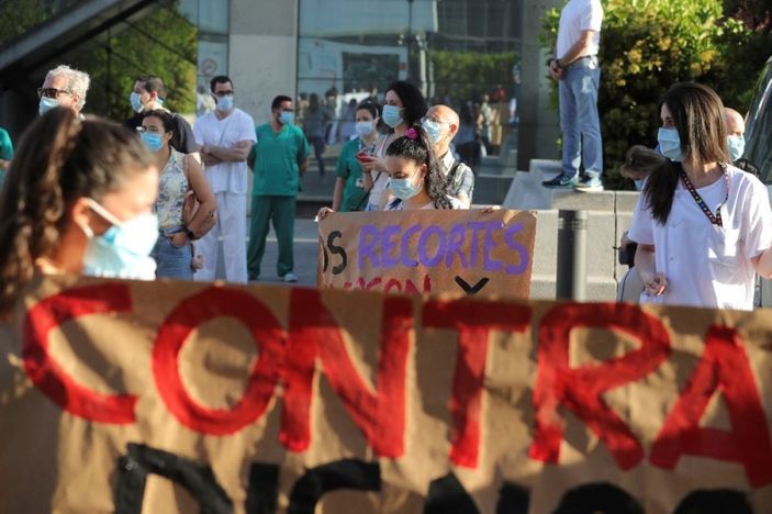 i İspanya’da sağlık çalışanları protesto düzenledi