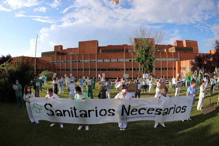 i İspanya’da sağlık çalışanları protesto düzenledi