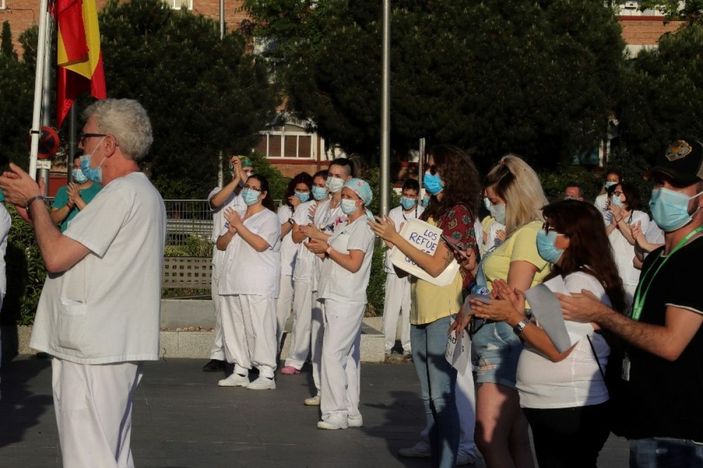 i İspanya’da sağlık çalışanları protesto düzenledi