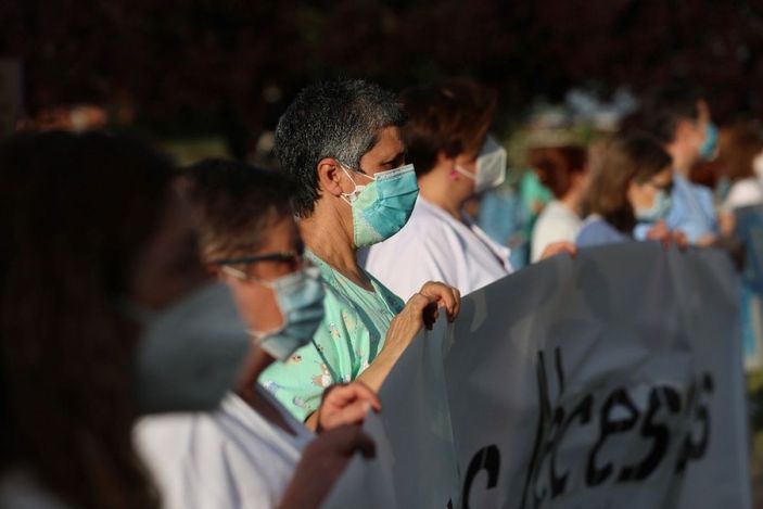i İspanya’da sağlık çalışanları protesto düzenledi