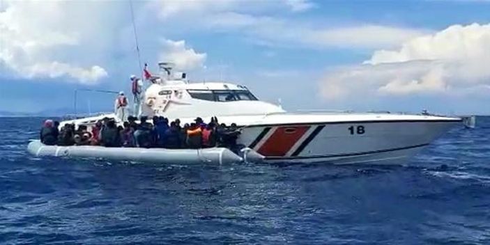İzmir açıklarında mahsur kalan 60 göçmen kurtarıldı