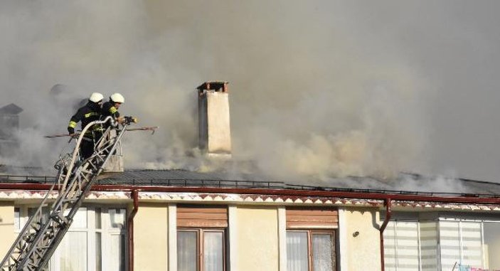Apartmanın çatısındaki yangını sosyal mesafesiz izlediler