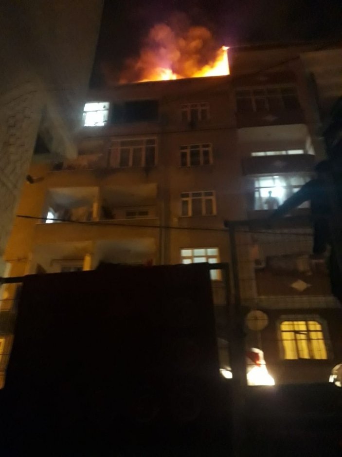 Bağcılar’da iki evin çatısı alev alev yandı -3