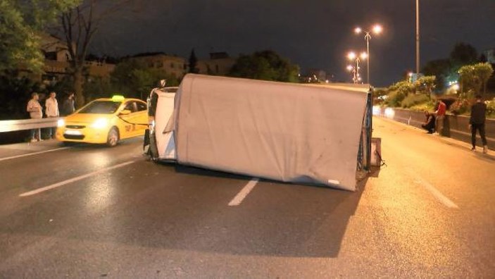 Bayrampaşa'da kamyonet takla attı: 1'i ağır 4 yaralı -2
