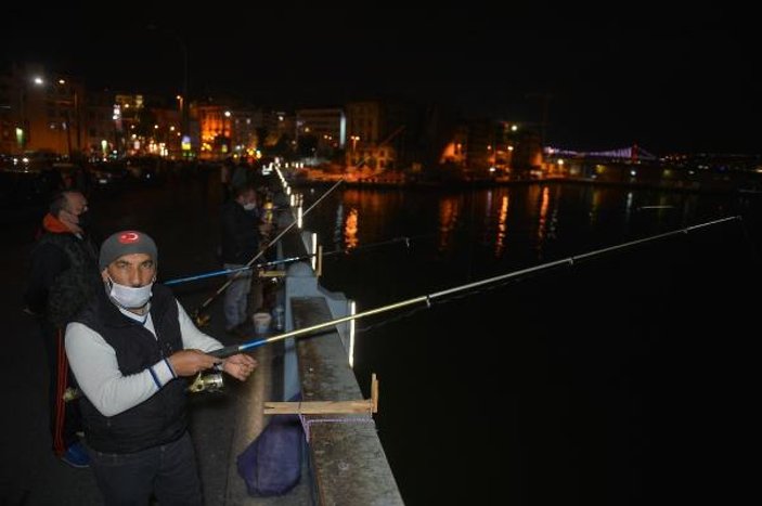 Normalleşme ile Galata Köprüsü'nde balık keyfine koştular