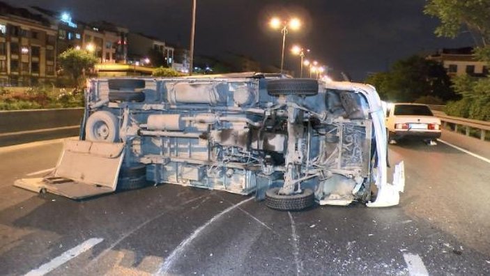 Bayrampaşa'da kamyonet takla attı: 1'i ağır 4 yaralı -1