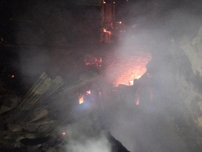 Yusufeli’de çıkan yangın, 7 evi kül etti