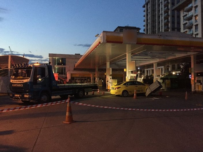 Beyoğlu’nda ticari taksi, benzin istasyonuna daldı