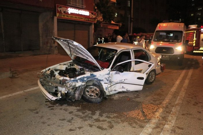 Adana’da iki otomobil çarpıştı: 7 yaralı -9