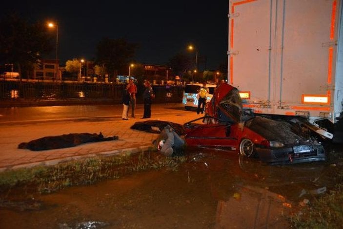 Otomobil, yol kenarındaki dorseye çarptı: 2 ölü