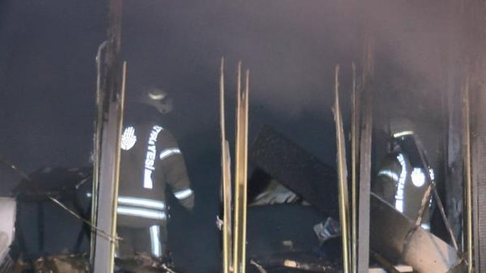 Kâğıthane'de yangın, 2 kişi dumandan etkilendi -7