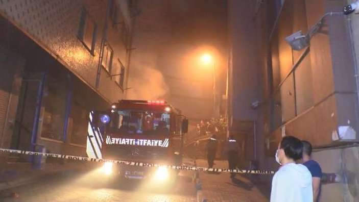 Kâğıthane'de yangın, 2 kişi dumandan etkilendi -2