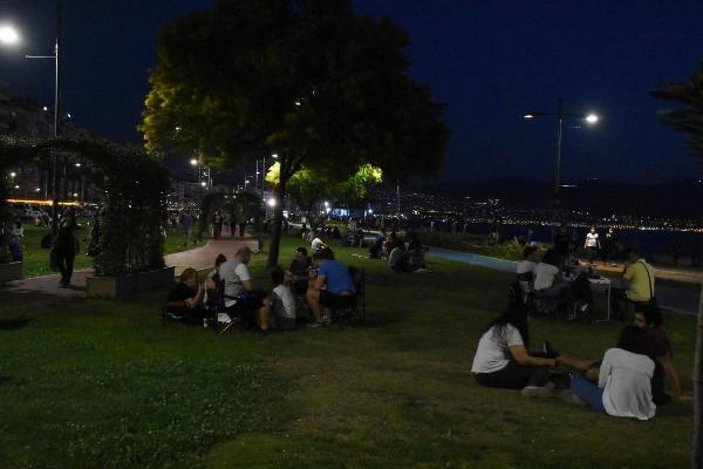 İzmir'de sosyal mesafeye yine uyulmadı -6