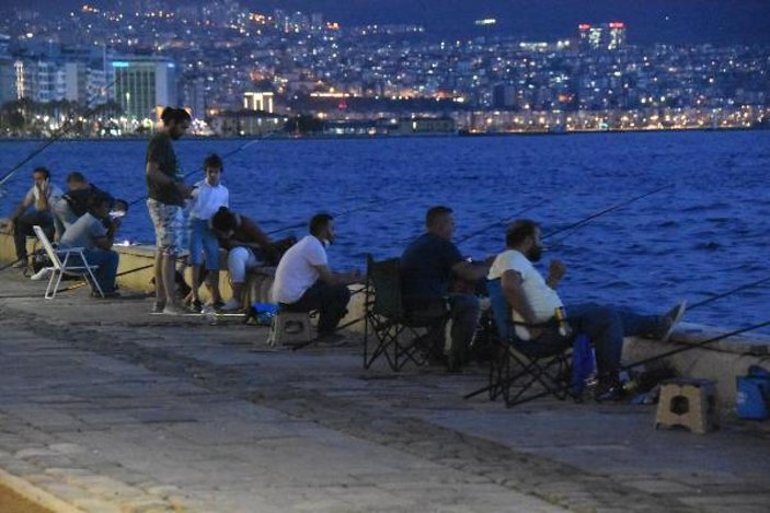 İzmir'de sosyal mesafeye yine uyulmadı -2