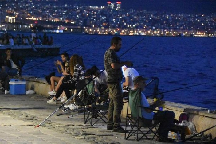 İzmir'de sosyal mesafeye yine uyulmadı -5