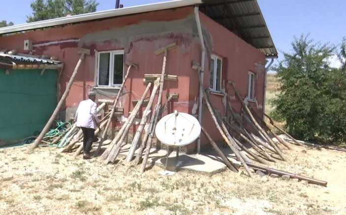 Elazığ’da depremde hasar alan evini odunla destekledi
