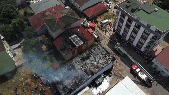 (Geniş Haber) Sultanbeyli'de iki binanın çatısı alev alev yandı  -1