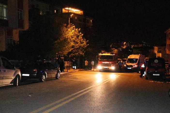 d Ankara'da eşi ve kızlarınca terk edilen adam, evi yaktı