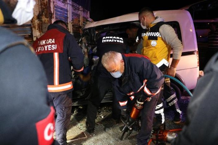 Ankara'da, hafif ticari araç kamyona çarptı: 2 ölü, 1 yaralı -3