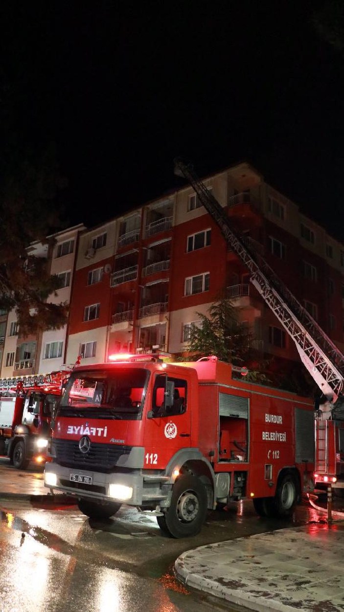 Burdur'da 5 katlı binanın çatısında yangın