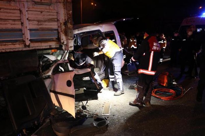 Ankara'da, hafif ticari araç kamyona çarptı: 2 ölü, 1 yaralı -6