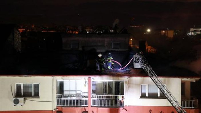 Burdur'da 5 katlı binanın çatısında yangın