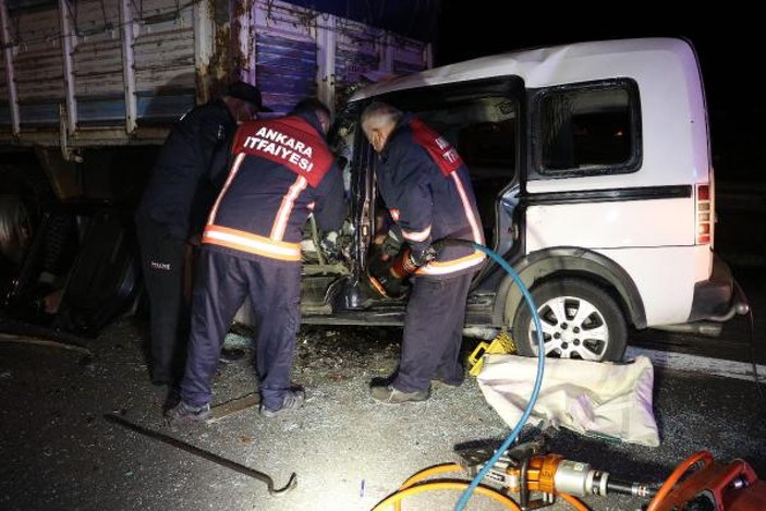 Ankara'da, hafif ticari araç kamyona çarptı: 2 ölü, 1 yaralı -5