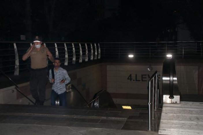 Levent'te metro istasyonunda bir kadın, raylara atladı