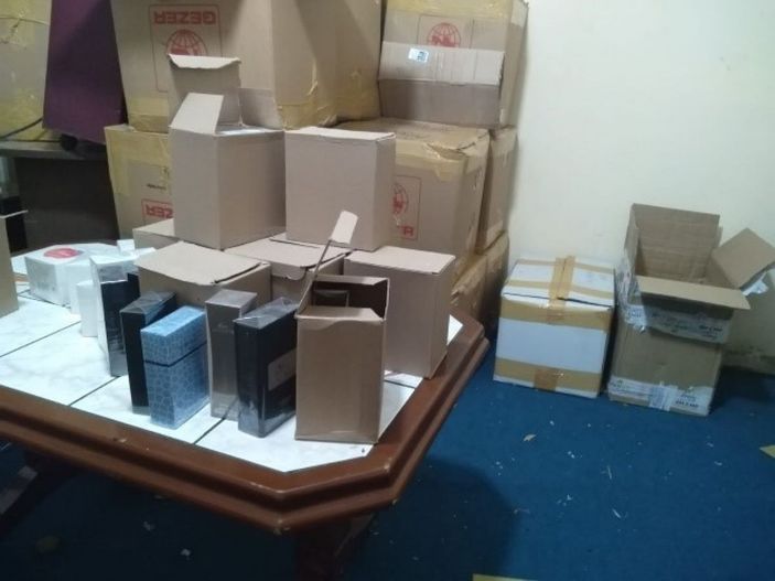 i Antalya’da 2 milyon 200 bin liralık kaçak parfüm bulundu