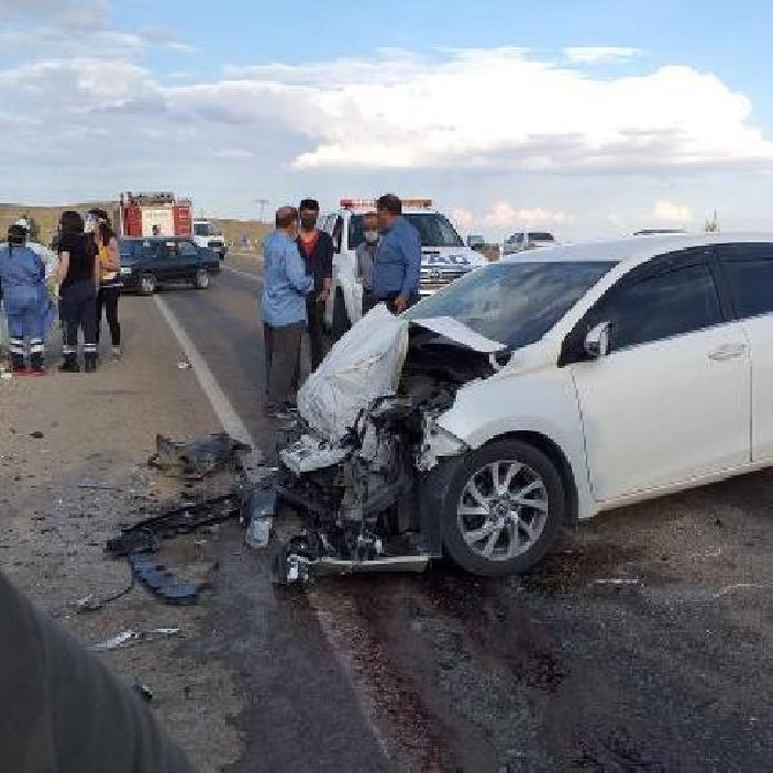 Kırşehir'de köpekten kaçan sürücü kaza yaptı: 2 ölü