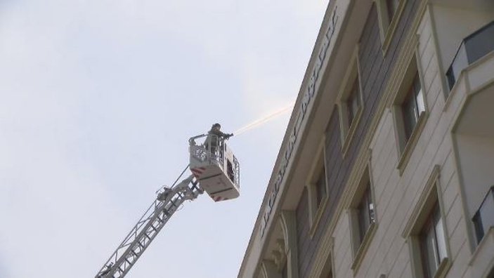 (Geniş haber) Beylikdüzü'nde 6 katlı binanın çatı katı alev alev yandı  -1
