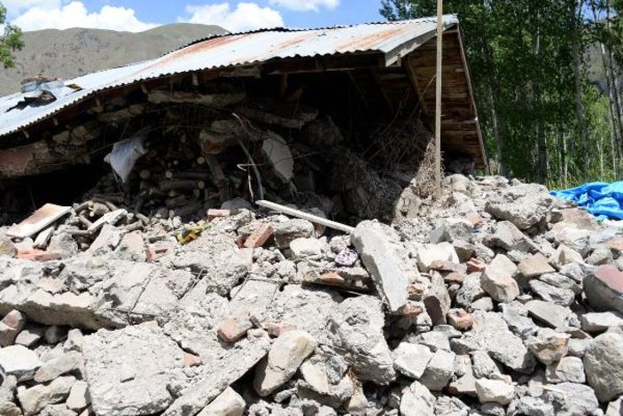 Depremde 1 saat taş yığını altında yaşam mücadelesi verdiler -10