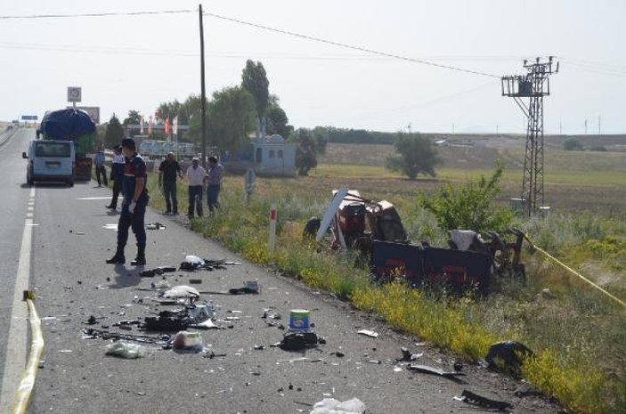 Otomobilin çarptığı traktör, ikiye bölündü: Dede öldü, torunu ve 2 kişi yaralı -2